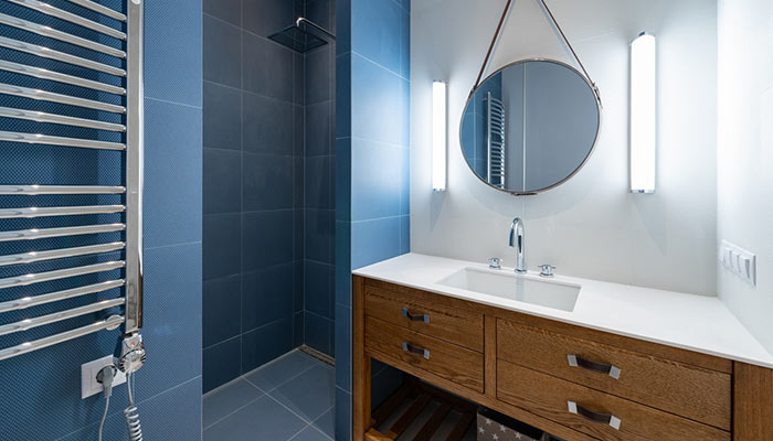 Salle de bain blanche et bleue