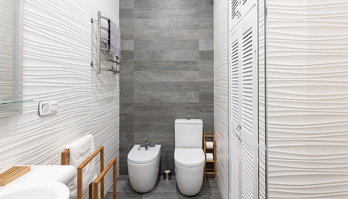 Salle de bain avec différents designs de carrelage