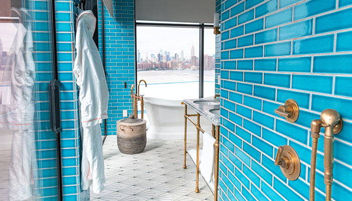 Salle de bain avec carrelage bleu