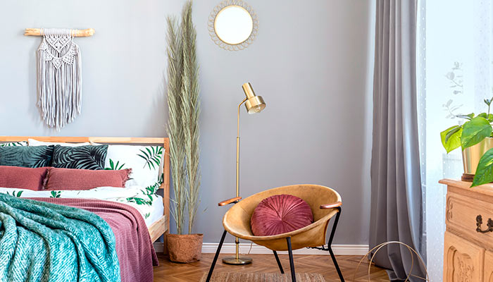 Lampadaire minimaliste dans la chambre