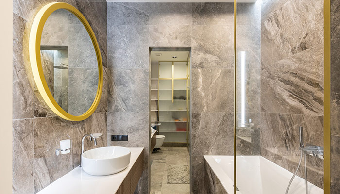 Salle de bain recouverte de marbre marron