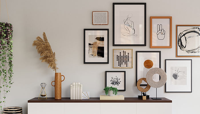 Décoration avec des tableaux de différentes tailles