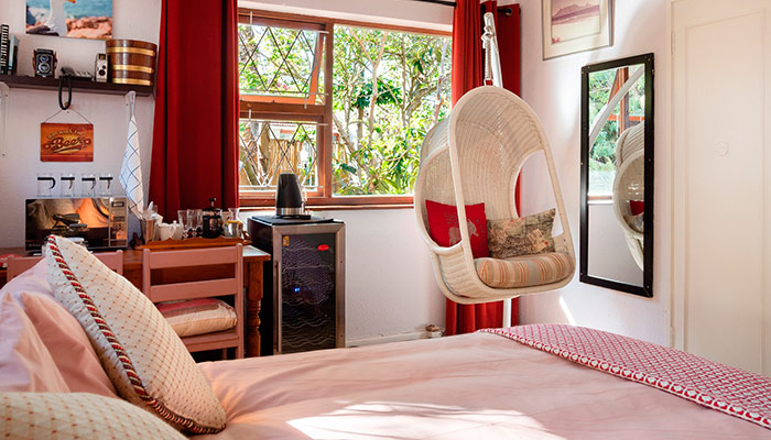 Chambre avec chaise suspendue