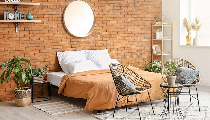 Une chambre avec un coin salon au pied