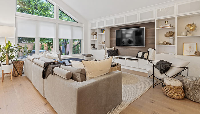 salon en blanc, ocre et bois