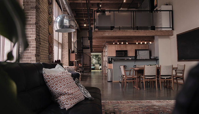 Un loft avec un intérieur industriel