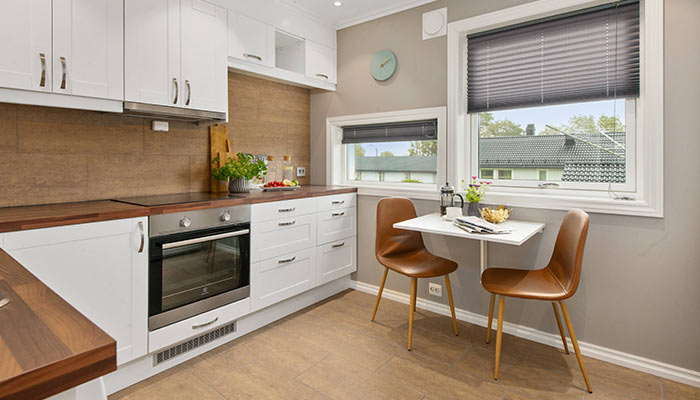 Cuisine blanche avec plan de travail en bois