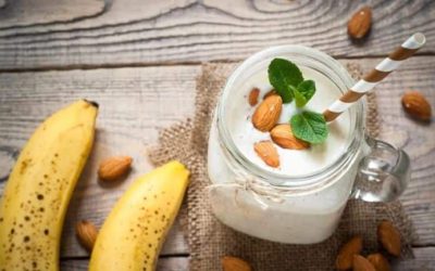 Booste ton énergie avec ce délicieux smoothie banane et amande ! Essaye-le dès maintenant !