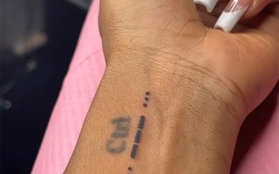 Découvre ce que les icônes comme SZA font en coulisses de leur propre spectacle : ils se font tatouer !