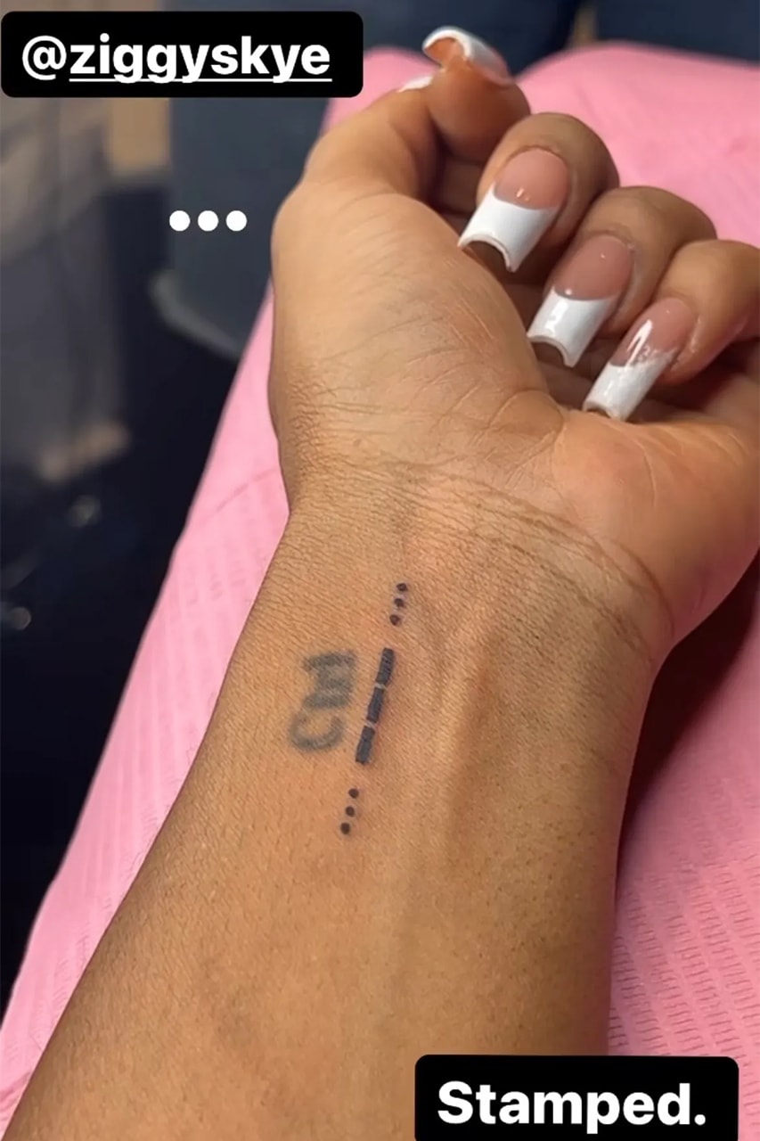 Tatouage en code morse Sza LA SOS Afficher les photos sur Instagram