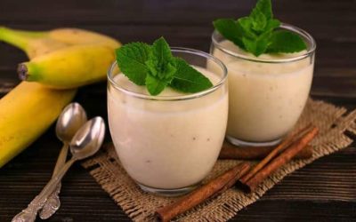 Découvre la recette irrésistible du smoothie banane-miel pour un petit-déjeuner gourmand ! 🍌🍯