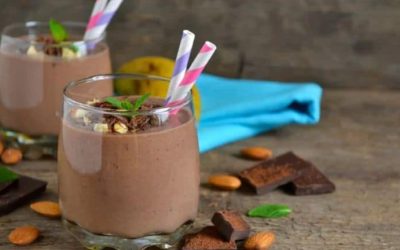 Découvre la recette irrésistible du smoothie chocolat-amandes pour un petit-déjeuner gourmand et énergisant !