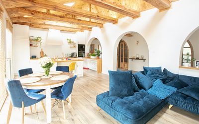 Découvrez comment ajouter une touche de couleur à la décoration blanche et en bois de votre maison ! 🌈