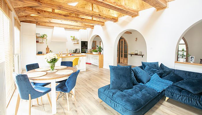 Le salon est décoré en blanc et bois avec un revêtement bleu