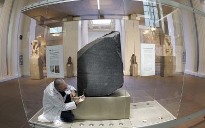 Découvrez comment la pierre de Rosette a révélé tous les mystères des hiéroglyphes égyptiens !