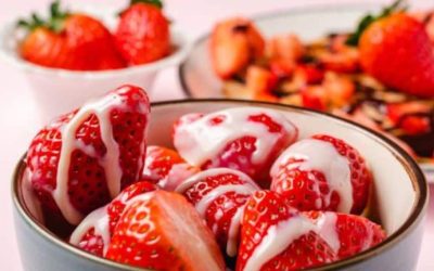 Découvrez comment préparer un délicieux smoothie à la fraise et au lait concentré en seulement 5 étapes !