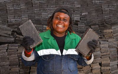 Découvrez la femme kenyane qui transforme les plastiques en briques révolutionnaires !