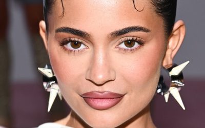 Découvrez les ongles rouges “Cherry Smoke” de Kylie Jenner, une manucure qui se transforme en parfum Tom Ford !