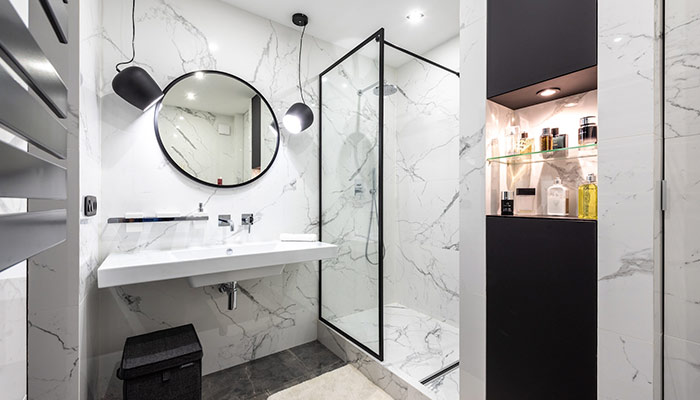 salle de bain recouverte de marbre blanc et gris
