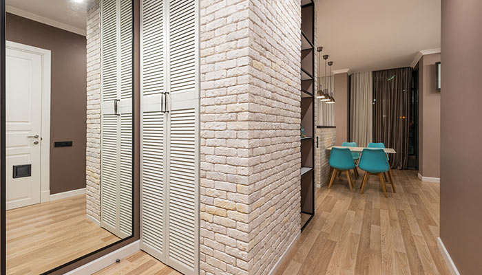 Le couloir est décoré de brique