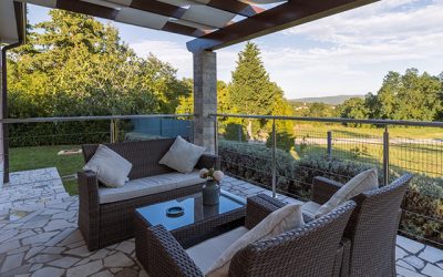 Les erreurs les plus courantes dans la décoration de votre terrasse à éviter absolument !