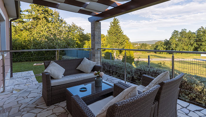 Terrasse avec mobilier en fibres naturelles