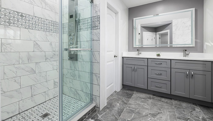 Salle de bain grise et blanche avec douche