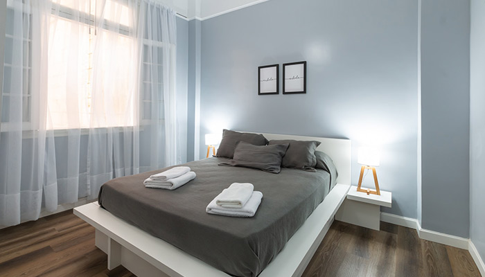 chambre d'amis avec un mobilier simple