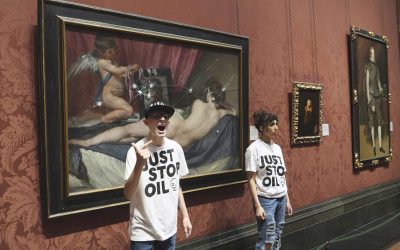 Arrêtez tout ! Les activistes climatiques s’en prennent violemment à une peinture de Velazquez exposée à la National Gallery de Londres !