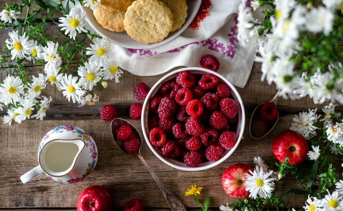 manger une framboise