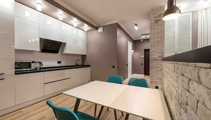 Cuisine avec une hotte décorative noire