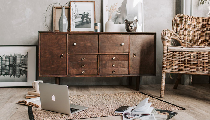 Une console en bois dans le salon
