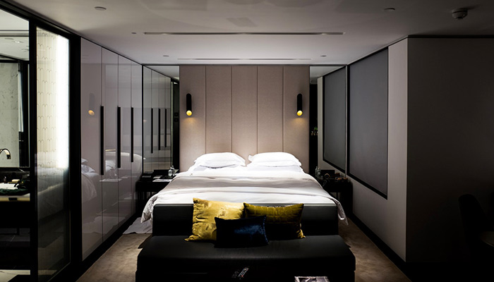 Une chambre légèrement lumineuse