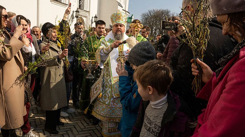 Le métropolite Épiphane, chef de l'Église orthodoxe ukrainienne, bénit les fidèles célébrant le dimanche des Rameaux au monastère de la Laure de Kiev-Petshersk, le 9 avril 2023.