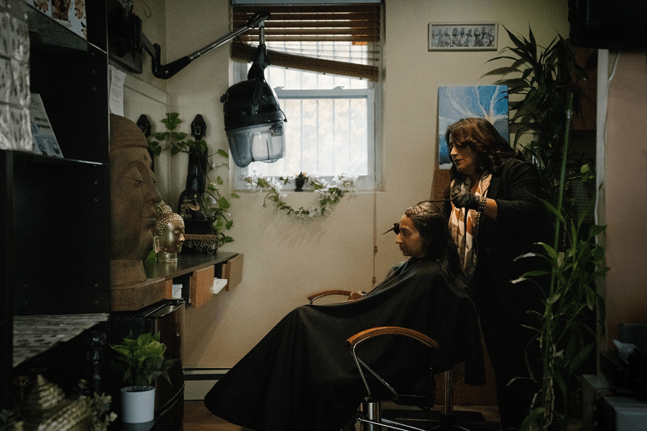 Salons de beauté sud-asiatiques, Fille, Bureau, Communauté, Sourcils, filetage, soins capillaires, éditorial, new york, Londres