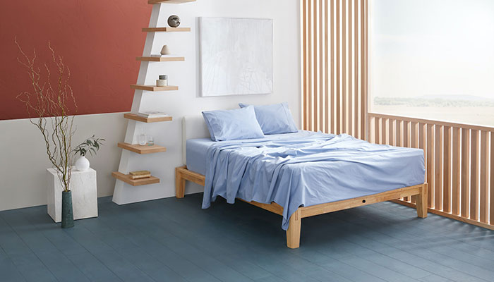 Chambre avec intérieur blanc et bois
