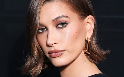 Découvre comment Hailey Bieber a osé avec style une teinte ongles couleur béton – On veut toutes essayer !