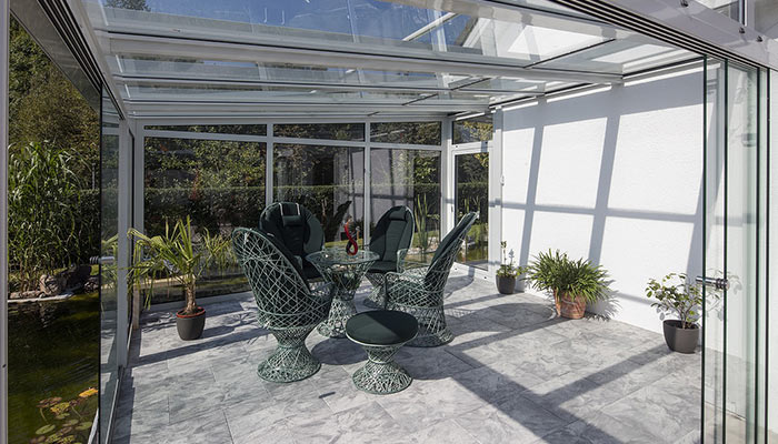 Terrasse avec rideaux et verrière