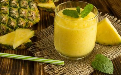 Découvrez le meilleur remède digestif en seulement 5 minutes : le délicieux batido ananas-pomme !