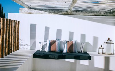 Découvrez les banques parfaitement adaptées aux terrasses et petits patios pour un aménagement idéal !