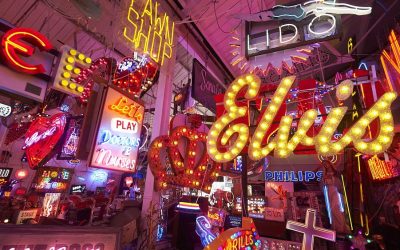 Découvrez l’incroyable histoire de Gods Own Junkyard à 70 ans : comment une modeste entreprise familiale de néons a illuminé Hollywood !