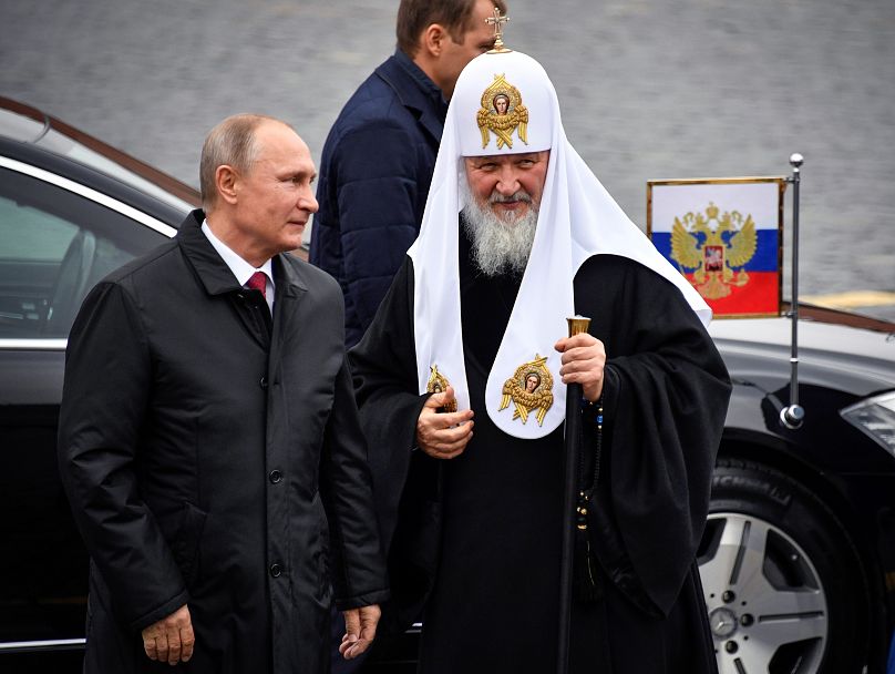 En 2017, le président russe Vladimir Poutine et le patriarche Cyrille de l'Église orthodoxe russe assistent à une cérémonie sur la Place Rouge de Moscou à l'occasion de la Journée de l'unité nationale.
