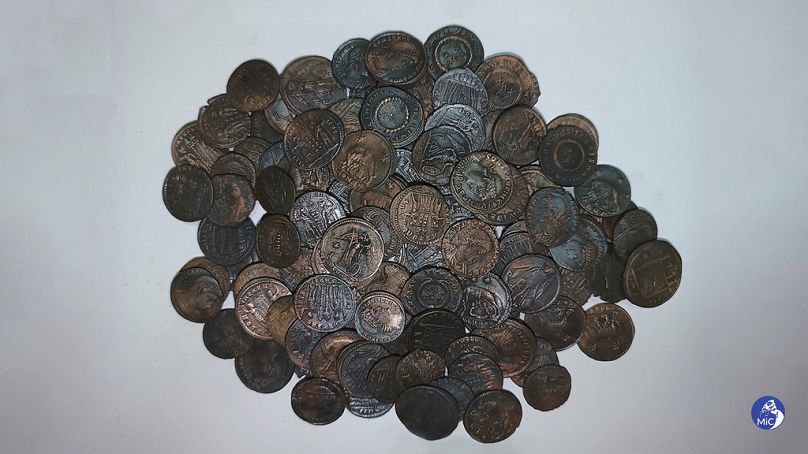 Une autre image du ministère italien de la Culture d'anciennes pièces de monnaie en bronze trouvées dans les eaux sardes.