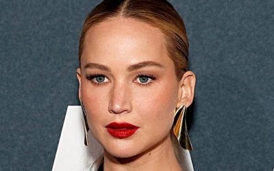 Jennifer Lawrence prouve pourquoi le combo intemporel des lèvres rouges et du trait d’eye-liner est une victoire absolue