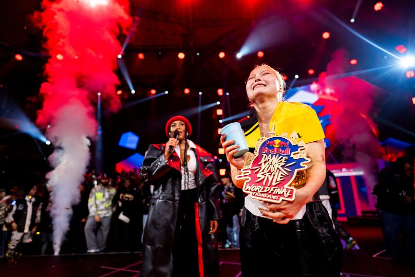 Waackxxxy célèbre sa victoire à la finale mondiale du Red Bull Dance Your Style à la Festhalle de Francfort, en Allemagne, le 4 novembre 2023.