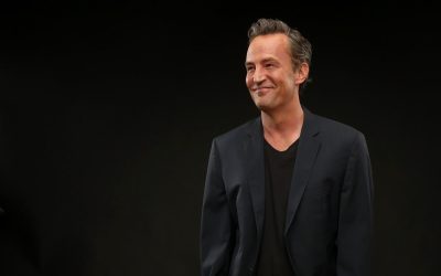 Matthew Perry, tragiquement décédé, laisse un vide immense après son rôle culte de Chandler dans Friends.