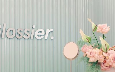 Révélations d’un ancien employé de Glossier : “Non, le livre n’était pas indispensable!”