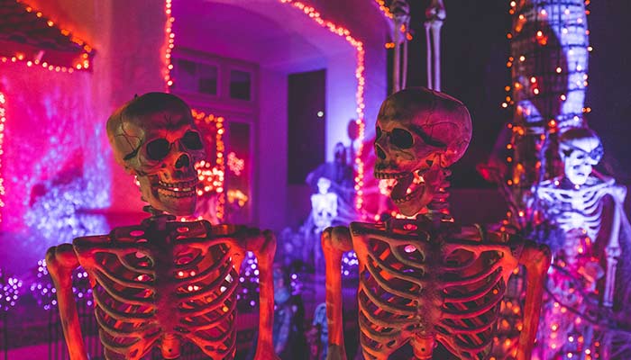 Décorations extérieures d'Halloween avec lumières et squelettes