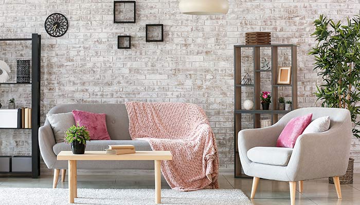 Le salon est décoré de coussins colorés