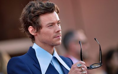 Vraiment incroyable ! Est-ce que Harry Styles a *vraiment* coupé ses cheveux ? Découvrez la réponse ici !